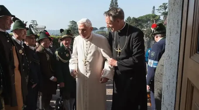 Benedict_XVI_celebrating_88th_birthday_with_family_members_in_Castel_Gandolfo_2_on_April_16_2015_Credit_LOsservatore_Romano_CNA.jpg ?? 