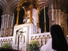 Monja beneditina orando na Basílica do Sacré Coeur, em Paris.