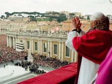 Bento XVI na sacada de bênção da basílica de São Pedro, depois do anúncio de sua eleição como papa, em 19 de abril de 2005