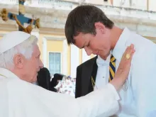 O papa Bento XVI abençoa o padre Peter Srsich em junho de 2012, quando ele tinha 17 anos