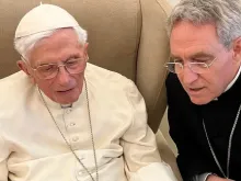 Papa emérito Bento XVI e seu secretário, dom Georg Gänswein