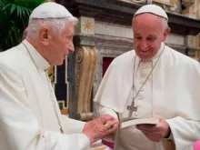 Bento e Francisco no Vaticano na celebração dos 65 anos de sacerdócio do Papa Emérito.