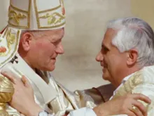O papa São João Paulo II cumprimenta o cardeal Joseph Ratzinger durante sua investidura em 22 de outubro de 1978