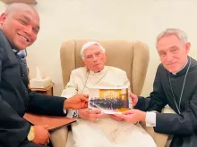 Padre Maurice Ashley Agbaw-Ebai com Bento XVI e dom Georg Gänswein