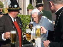 Bento XVI brindando com cerveja