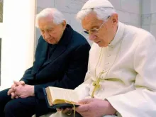 Papa emérito Bento VI e seu irmão Georg no Vaticano em uma imagem de arquivo. Crédito: Vatican Media.