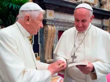 Bento XVI e o Papa Francisco em um encontro anterior