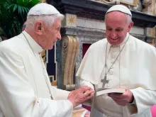 Bento XVI e Papa Francisco 