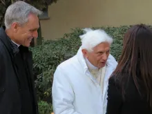 Dom Georg Ganswein e Bento XVI saúdam um jornalista do Grupo ACI em Roma.