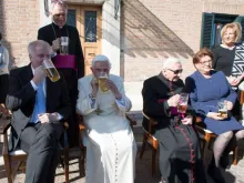 Bento XVI bebe uma cerveja na celebração pelos seus 90 anos.