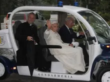 Papa Emérito Bento XVI percorre os jardins do Vaticano em junho de 2015.