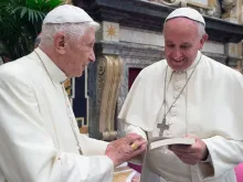 Bento XVI e Papa Francisco nos 65 anos de ordenação sacerdotal do Papa Emérito.