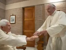 O papa Francisco visitou ontem (13) o papa Emérito Bento XVI, para felicitá-lo pelo seu aniversário de 95 anos que será no dia 16 de abril, Sábado Santo, informou a Sala de Imprensa da Santa Sé.