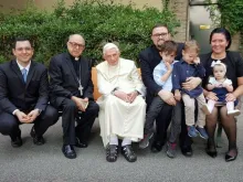 Bento XVI com Cardeal Raymundo Damasceno e brasileiros no Vaticano 