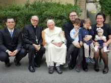 Bento XVI com Cardeal Raymundo Damasceno e brasileiros no Vaticano