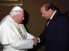 São João Paulo II recebe Berlusconi no Vaticano.