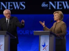 Bernie Sanders e Hillary Clinton em debate transmitido pela rede de televisão ABC, em dezembro de 2015.