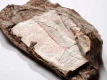 Fragmento da Bíblia em um pedaço de aço fundido dos escombros do 11 de Setembro