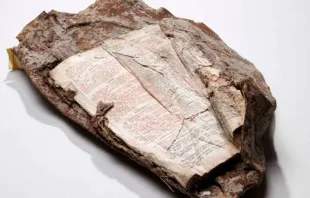 Fragmento da Bíblia em um pedaço de aço fundido dos escombros do 11 de Setembro