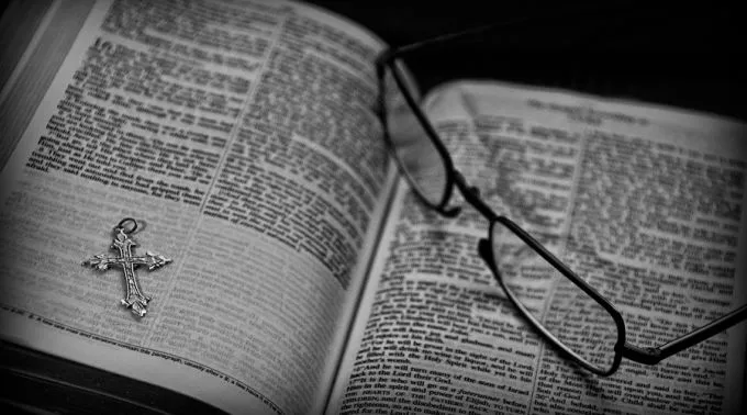 Biblia_ChrisYarzabCC-BY-2.0_Flickr_230315.jpg ?? 