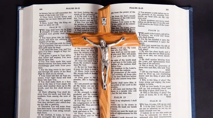 Biblia_Unsplash_291221.webp ?? 