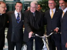 Entrega da bicicleta ao porta-voz do Vaticano, Pe. Federico Lombardi.