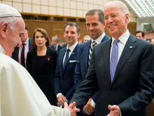 Papa Francisco cumprimentando Joe Biden no Vaticano (2016