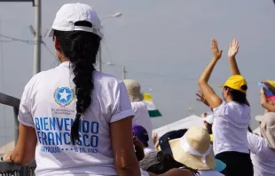 Jovens esperando o Papa Francisco no Parque Samanes, em Guayaquil.