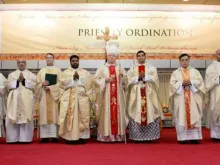 Bispo Hinder (c), Vigário Apostólico Fralqueado Fr. Manuel (Esquerda), Fr. D'Souza (Direita