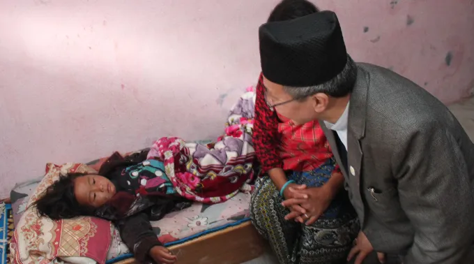 Bishop_Simick_visits_Sujina_Ghale__the__miracile_girl_.jpg ?? 