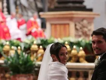 Um dos casais casados pelo Papa ontem, na Basílica de São Pedro.