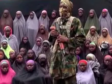Terrorista do Boko Haram com um grupo das meninas sequestradas