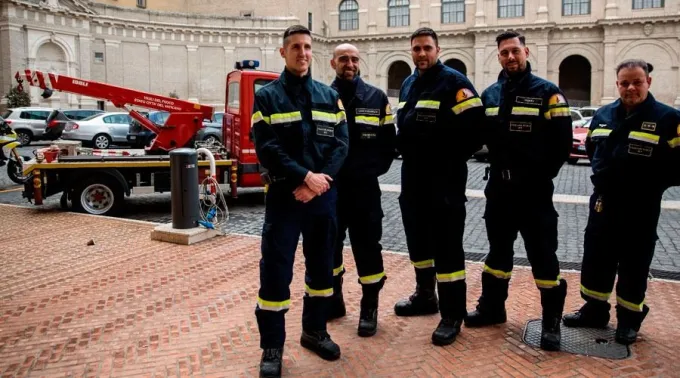 BomberosVaticanoDanielIACIPrensa.jpeg ?? 