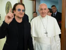 Bono e o Papa Francisco.