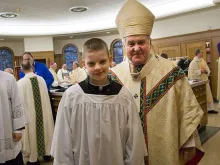 Brett Haubrich com o Arcebispo de St. Louis, Dom Robert J. Carlson (2015