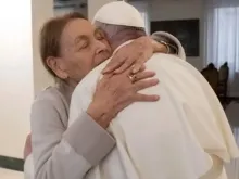 Papa Francisco se encontra com a sobrevivente do Holocausto Edith Bruck na Casa Santa Marta, no Vaticano, em 27 de janeiro de 2022.