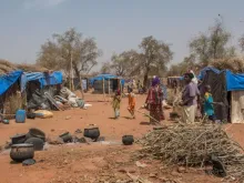 Acampamento de deslocados em Burkina Faso. Crédito: ACN