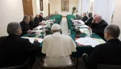 O papa debate a “dimensão feminina” da Igreja com o Conselho de Cardeais