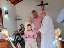 A famíla Maganha com o padre Gilson Maia, RCJ, que abençoou a capela, em 9 de julho de 2023. - Crédito da foto: Família Maganha
