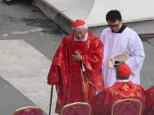 Cardeal Joseph Zen comparece ao funeral de Bento XVI na Praça de São Pedro em 5 de janeiro de 2023.