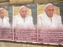 Alguns cartazes nas ruas de Roma.