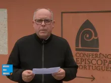 Padre Manuel Barbosa lê o comunicado da CEP.