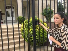 Rosa María Payá em frente à embaixada de Cuba em Washington.