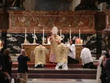 O cardeal Raymond Burke celebra missa tradicional em Roma, em 25 de outubro de 2014