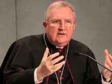 Arcebispo Arthur Roche na Sala de Imprensa do Vaticano em 2015.