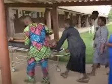 Socorro aos feridos após ataque a igreja na Nigéria, em Pentecostes