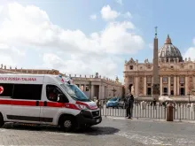 Praça de São Pedro durante a emergência de saúde.