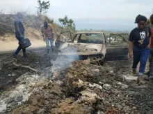 Carro destruído pela violência em Beni