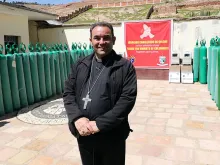 Dom Giovanni Cefai, Bispo da Prelazia de Santiago Apóstolo de Huancané, recebe dos Cavaleiros de Colombo cilindros e concentradores de oxigênio