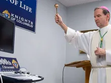 Bispo de Arlington, Dom Michael Burbidge, abençoa a novo aparelho de ultrassonografia em Manassas, Virginia (2019